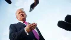 Le président américain Donald Trump, vêtu d'une cravate violette, a répondu aux questions des journalistes munis de micros et de smartphones.