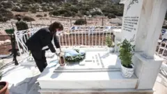 Yunan Cumhurbaşkanı Ekaterini Sakellaropoulu adadaki anıta çelenk bıraktı.