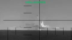 El momento del impacto del torpedo en el buque iraní "IRIS Dena"