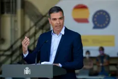 Pedro Sanchez, presidente del gobierno de España en un centro de refugiados