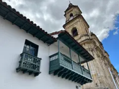 La Casa del Florero, en primer plano al costado de la Catedral, fotografiada en octubre de 2025.
