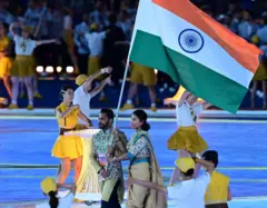 उद्घाटन समारोह के दौरान ध्वजवाहक बने भारतीय हॉकी टीम के कप्तान हरमनप्रीत सिंह और बॉक्सर लवलीना बोरगोहाईं