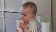 બાળક જે બધું ખાય જાય છે