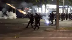 Policija ispaljuje suzavac