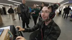 Konkolaataa keessan kaasaa, isa booda fooliinis isinitti dhufa