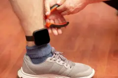 전자발찌를 찬 40대 남성 A씨가 20대 여성을 흉기로 살해한 사건이 발생했다. A씨는 여성이 출근하길 기다렸다가 범행한 후 전자발찌를 끊고 도주했고, 약 1시간 만에 경찰에 붙잡혔다(사진은 기사와 직접적인 관련 없음)