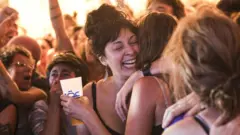 Mulheres se abraçam durante reuniãojogo blazerspartidosjogo blazersesquerda na França