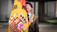 جندية تحمل علم إسبانيا، خلال جنازة عريف في قاعدة الجنرال كافالكانتي، في 25 أبريل/نيسان 2024، في بوزويلو دي ألاركون، مدريد، إسبانيا. 