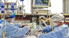 Profesionales de la salud asisten a un paciente