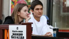 Посетители на веранде ресторана в центре города