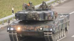 Schweizer Soldaten in Leopard-2-Panzern bei Militärmanövern.