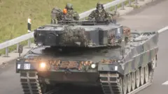 El Ejército suizo en un tanque Leopard 2 durante maniobras militares.