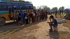क्वारन्टीनपछि घर फर्किँदै
