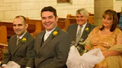 Francis, Basil, Charmagne e Shaul Gonçalves sentados en una iglesia