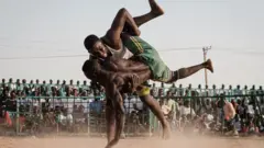 Awọn eeyan meji to n ja niwaju ero iworan