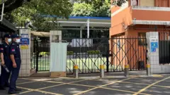 深圳日本人學校大門緊閉，警衛在門口執勤