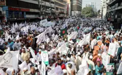 বাংলাদেশের জাতীয় পতাকা ও নিজ নিজ দলীয় পতাকা নিয়ে রাস্তায় বিক্ষোভ করেন ধর্মভিত্তিক কয়েকটি দলের নেতাকর্মীরা, গত নভেম্বরের ছবি