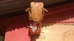 मन्दिरमा कुँदिएको भेडाको आकृति