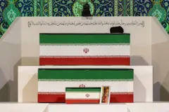 مراسم تشییع علی خامنه‌ای، رهبر پیشین ایران، و چند عضو خانواده او که چند ماه پیش در حمله آمریکا و اسرائیل کشته شدند، در مصلی تهران در جریان است. 