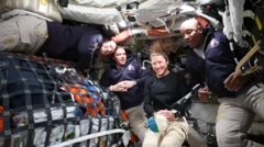 Экипаж во время пресс-конференции