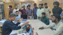 হট্টগোল শুরুর আগে উপাচার্যের সঙ্গে বৈঠকে শিক্ষার্থীরা 