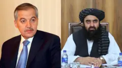 امیر خان متقی وزیر خارجه افغانستان سمت راست با لنگی سیاه و پیراهن افغانی و وزیرخارجه تاجیکستان سمت چپ با دریشی 