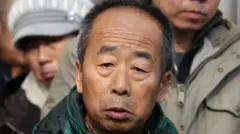 Li Eryou fala com a imprensa