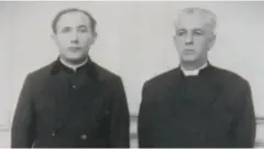 Foto preta e branca de dois homens