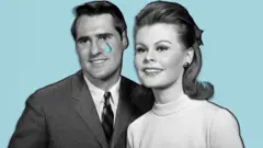 Imagem em preto e branco de um homem e uma mulher com fundo azul claro. Há uma lágrima recortada na bochecha do homem