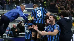 fudbaleri Atalante slave pobedu na Borusijom Dortmund 