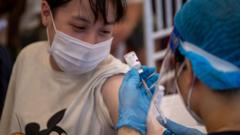 Nhân viên y tế chuẩn bị tiêm vaccine AstraZeneca tại một địa điểm tiêm chủng công cộng tại Hà Nội ngày 10/9.2021 