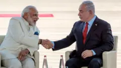 साल 2017 की इसराइल यात्रा के दौरान इसराइली पीएम बिन्यामिन नेतन्याहू के साथ पीएम मोदी