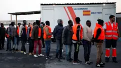 группа иммигрантов с перехваченной лодки в одном из средиземноморских портов Испании в 2018 году