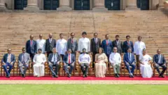 කැබිනට් මණ්ඩලයේ සාමාජිකයින් සිටින ඡායාරූපයක්