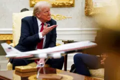 O presidente dos Estados Unidos, Donald Trump, durante reunião com o secretário-geral da Otan, Mark Rutte, no Salão Oval da Casa Branca em Washington D.C., em 14 de julho de 2025