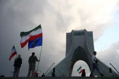 أعلام إيرانية خلال مسيرة في طهران