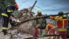 Экстренные службы работают на месте российского удара