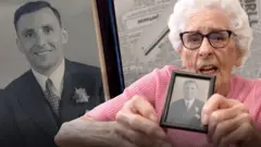  Британка Дульси Ле Бретон держит в руках фотографию советского солдата.