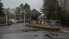 Eski bir askeri tesisin girişi 