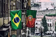 Bandeiras de Brasil e Portugal no Porto