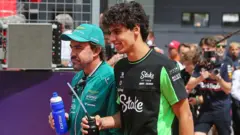 Gabriel Bortoleto e Fernando Alonso caminhando um ao lado do outro