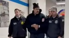 নিউ ইয়র্কে পৌঁছানোর পর সেখানকার যুক্তরাষ্ট্রের ড্রাগ এনফোর্সমেন্ট এজেন্সি'র (ডিইএ) সদর দপ্তরে নেওয়া হয় মাদুরোকে