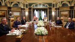 وزير الخارجية الأمريكي ماركو روبيو يلتقي وزير الخارجية السعودي الأمير فيصل بن فرحان آل سعود، ومستشار الأمن الوطني السعودي مساعد بن محمد العيبان، ومستشار الأمن القومي الأمريكي مايك والتز، ومبعوث الولايات المتحدة إلى الشرق الأوسط ستيف ويتكوف، ووزير الخارجية الروسي سيرجي لافروف، ومستشار السياسة الخارجية للرئيس الروسي فلاديمير بوتين يوري أوشاكوف، في قصر الدرعية في الرياض