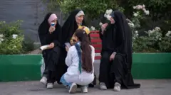 زنی بی حجاب در کنار چند زن چادری