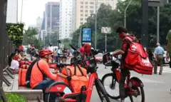 Trabalhadores de aplicativos na Avenida Paulista, em São Paulo