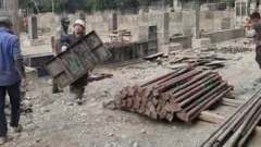 Премьер-министр Кубатбек Боронов эки жаңы оорукана бир айда бүтөөрүн билдирген