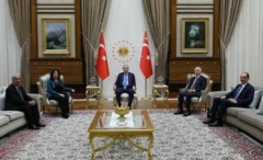 Cumhurbaşkanı ve AKP Genel Başkanı Recep Tayyip Erdoğan, 30 Ekim'de DEM Parti heyetinde yer alan TBMM Başkanvekili ve Van Milletvekili Pervin Buldan ile Şanlıurfa Milletvekili Mithat Sancar'ı kabul etmişti. Görüşmede AKP Genel Başkanvekili Efkan Ala ile MİT Başkanı İbrahim Kalın da yer almıştı.