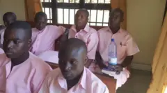 Umunyamakuru Phocas Ndayizera(ufite icupa ry'amazi) na Karangwa Eliaquim mu ikoranabuhanga