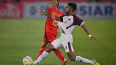 Pesepak bola Persija Jakarta Riko Simanjuntak berebut bola dengan pesepak bola PSM Makassar Yakob Sayuri dalam laga perdana Liga 1 2023/2024 di Stadion Utama Gelora Bung Karno (SUGBK), Senayan, Jakarta.