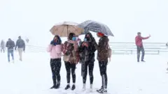 चन्द्रागिरिमा हिउँमा रमाउँदै मानिसहरू